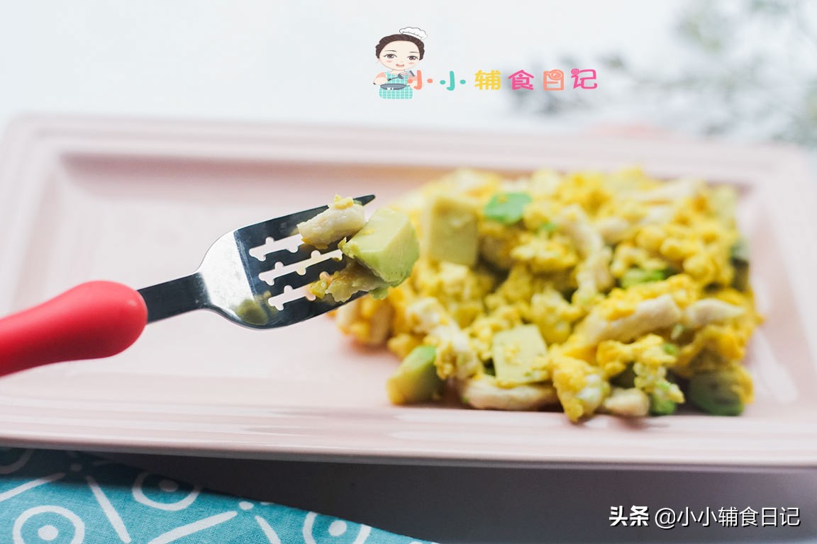 打开了还没熟的牛油果,牛油果第一次吃难吃第二次吃好吃