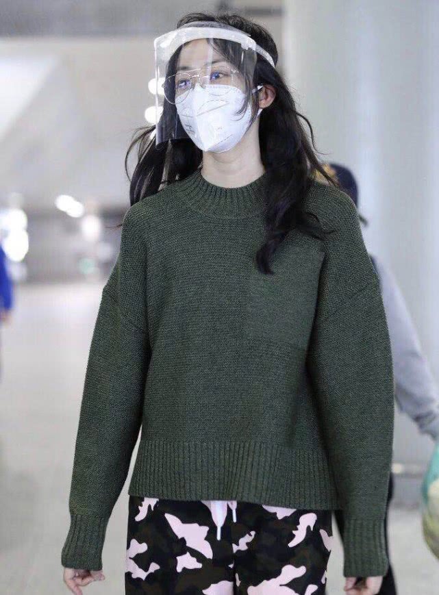 气质路线韩雪机场红配绿，这次女神的穿搭，你给几分