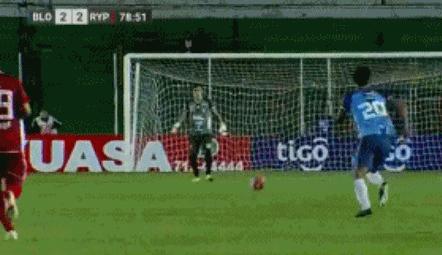 韦世豪断腿铲球惹众怒,韦世豪踢断韩国人腿了吗