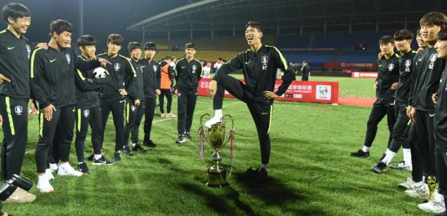 金玟哉谈韩国队内讧问题,金玟哉吐槽于大宝完整视频