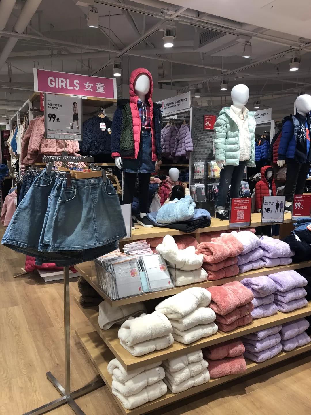 我带身高155的同事来到童装部,结果她逛疯了……