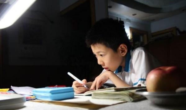 初中生每晚熬夜做作业怎么办,初中生每天熬夜写作业到凌晨两点