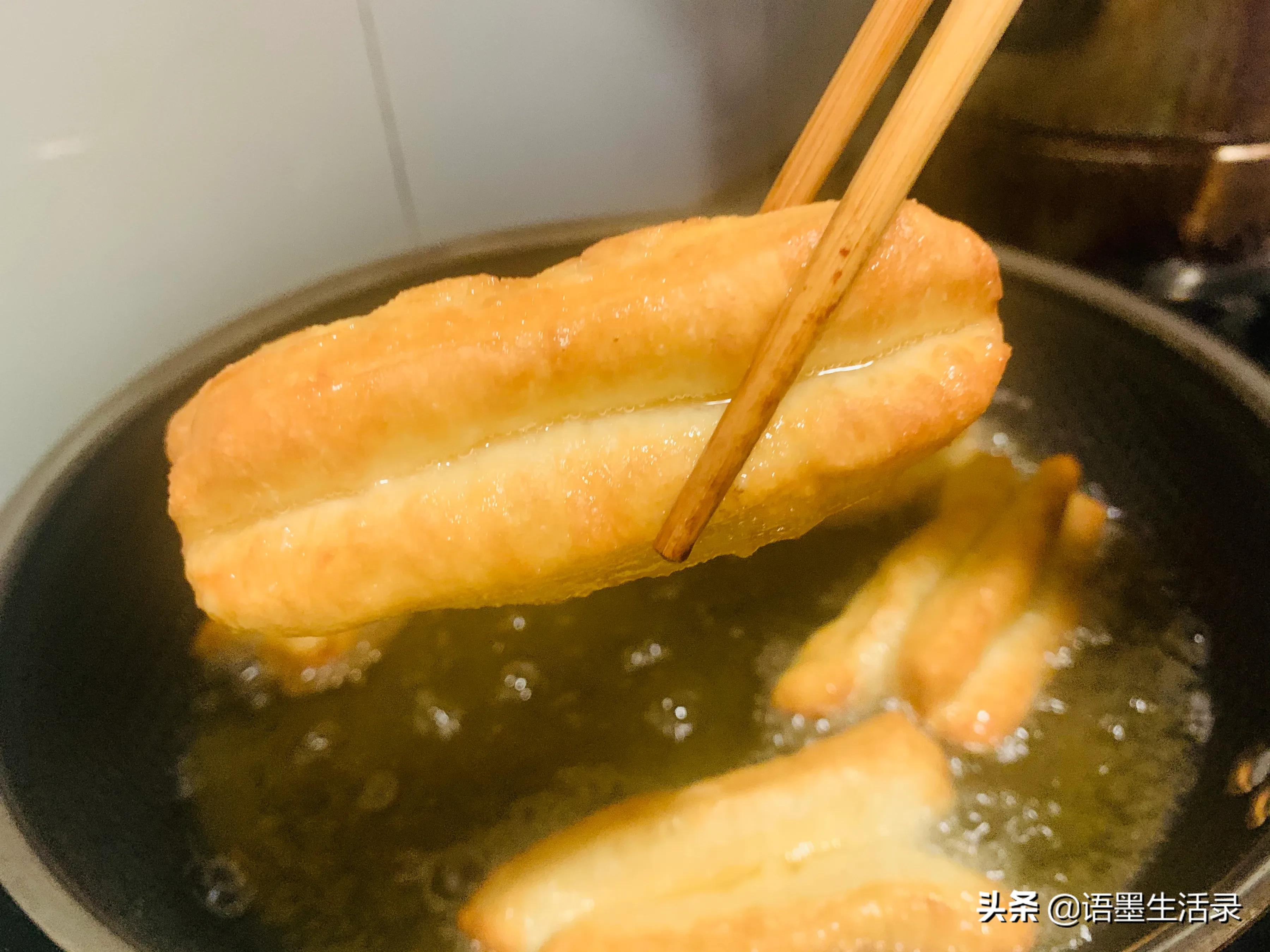 炸油条怎么和面才能蓬松酥脆,炸油条从和面到炸出油条的全过程