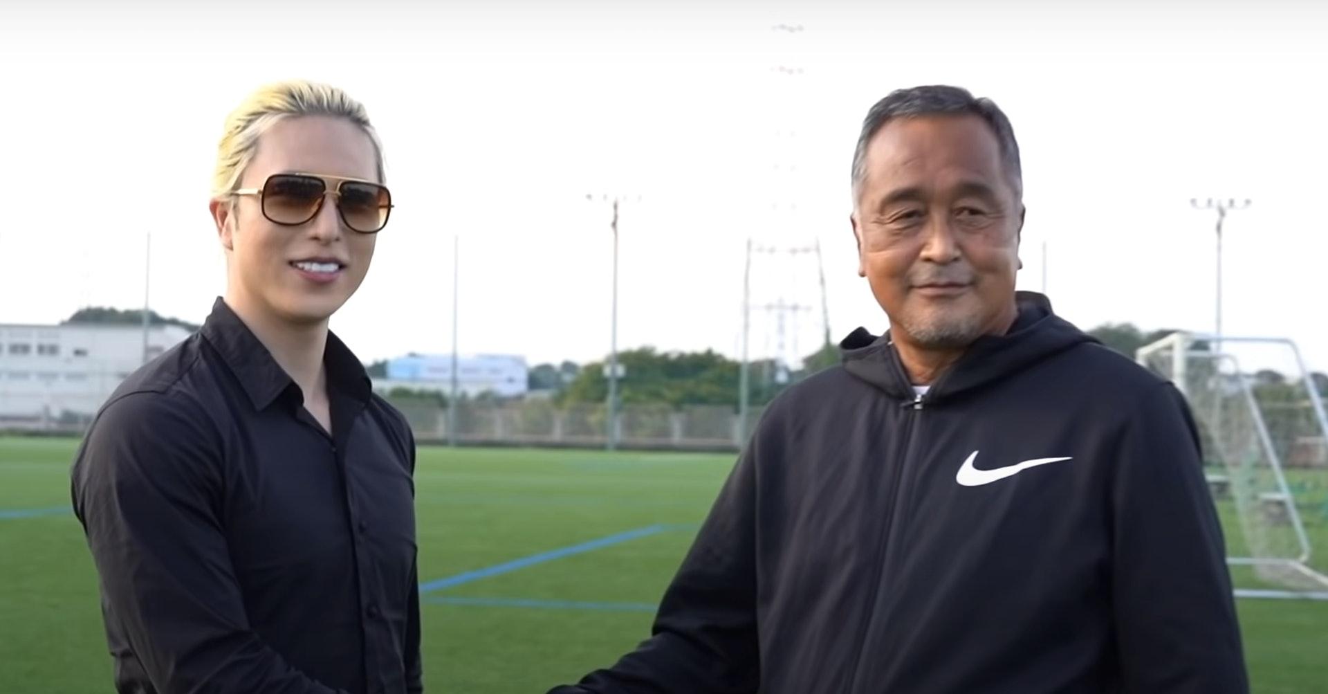 日本“帝王级”牛郎返母校，遇最怕的人秒乖巧，外形变化大遭调侃