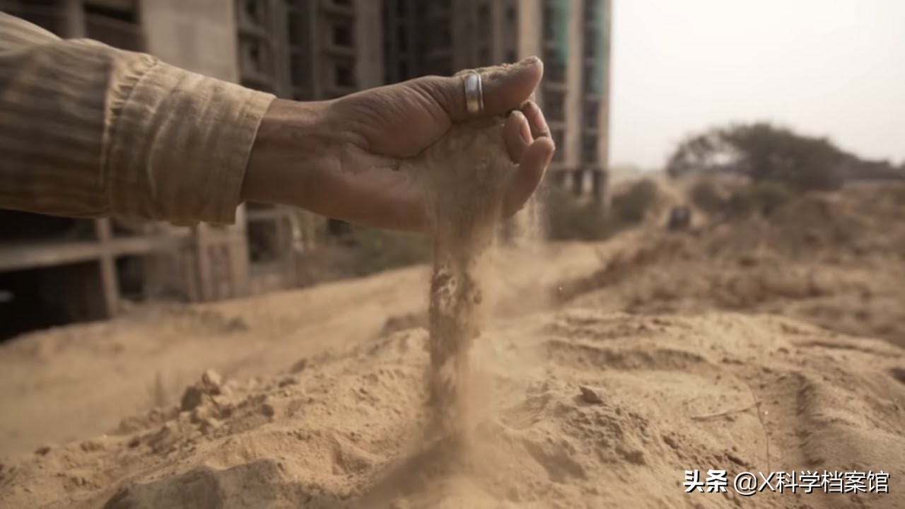 非法挖砂暴利，记者调查被烧死，全球700亿美元的沙子交易秘密