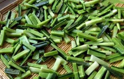 怎么腌咸菜保存时间更长,腌制咸菜的储存方法