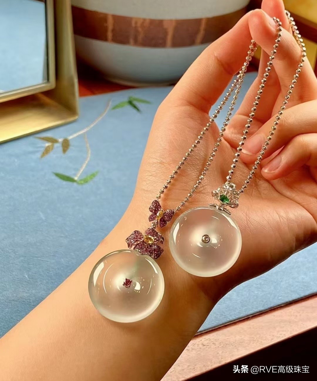 戴黄金和戴翡翠平安扣哪个高雅,翡翠平安扣和水沫平安扣的区别