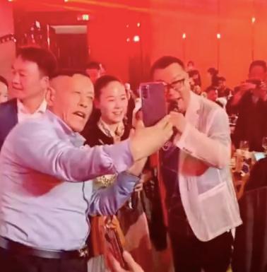 51岁尹相杰与娇妻秀恩爱,尹相杰妻子结婚照