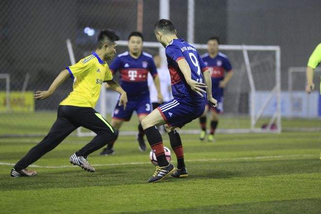 热爱运动的人有何区别,真正热爱足球的人风雨无阻