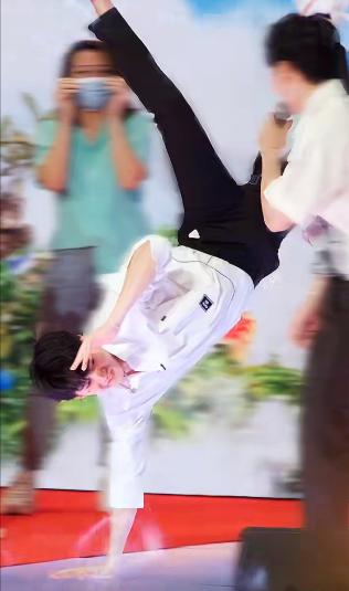 他泰最会跳舞的人：小地球人间扳手滚宝蹦迪小王子