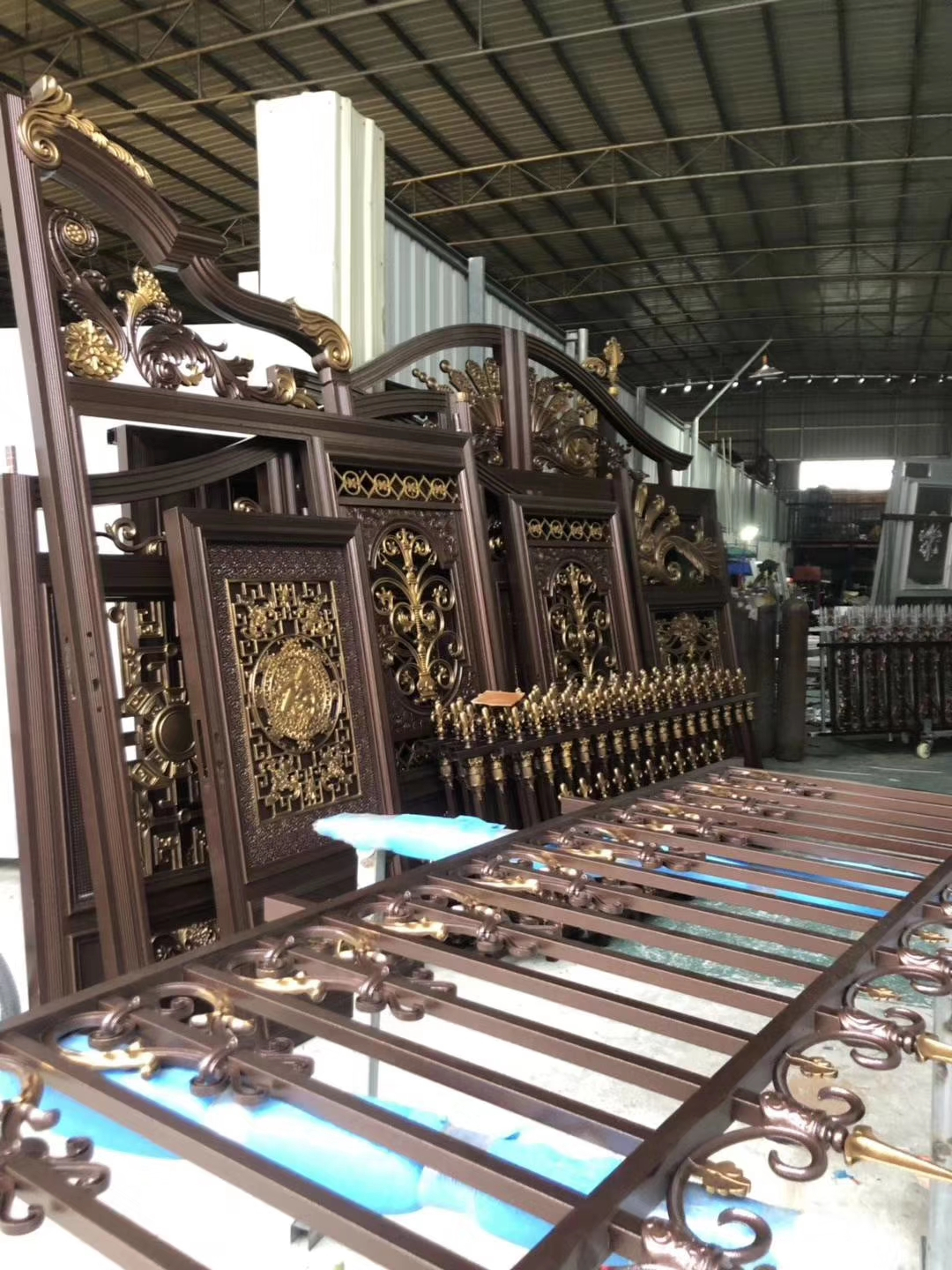 双开铝艺大门安装,双开铝艺大门