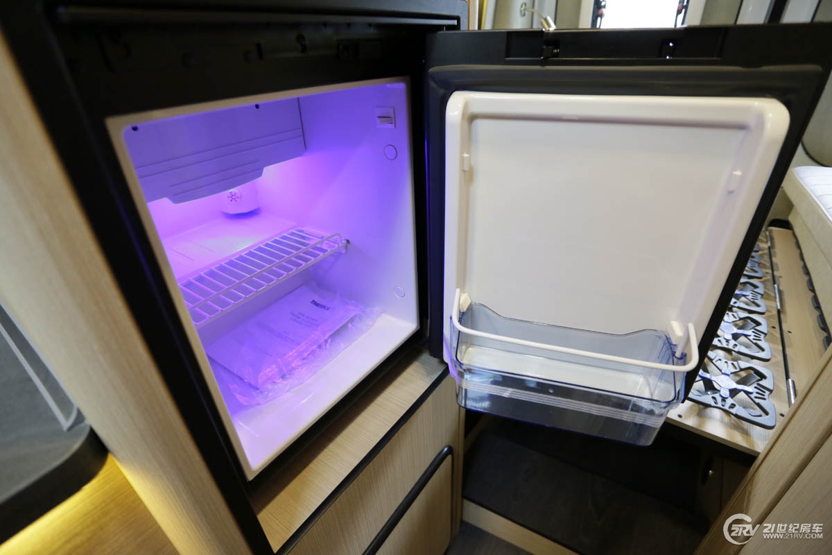 25万大通v90七座,大通v90自动挡5.95米长轴高顶房车