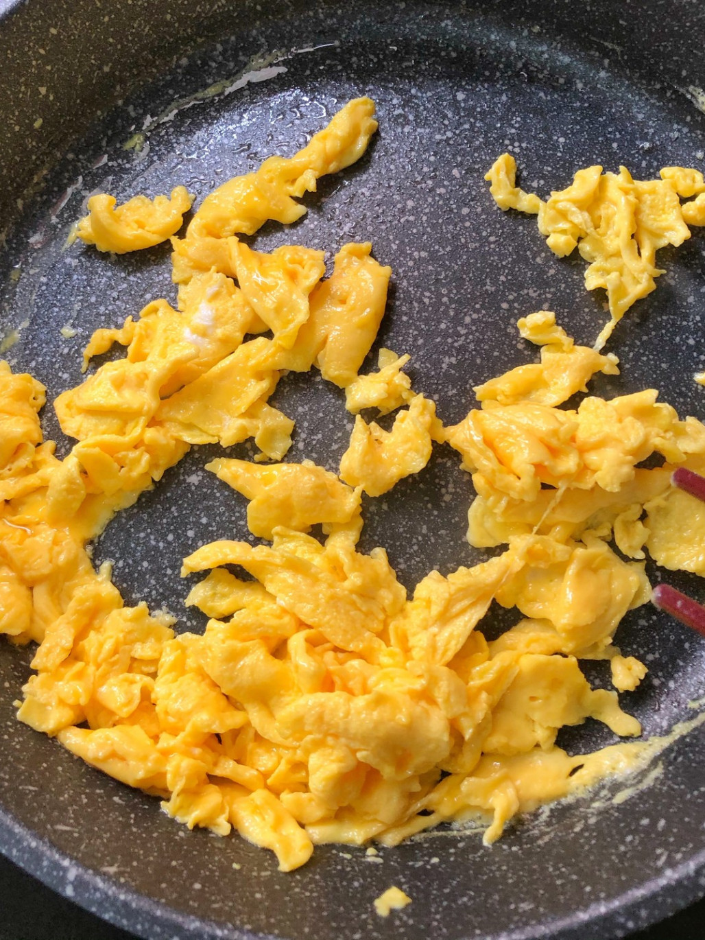 剩的饺子皮别扔这样做比春卷好吃,剩下的饺子皮怎么做才好吃