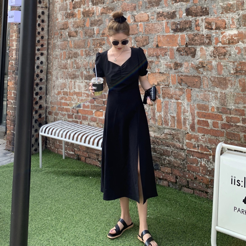 穿黑色衣服显老怎么搭配,黑色衣服显老还是显年轻