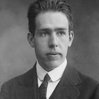 这位世界著名足球运动员为何将爱因斯坦视为一生对手？