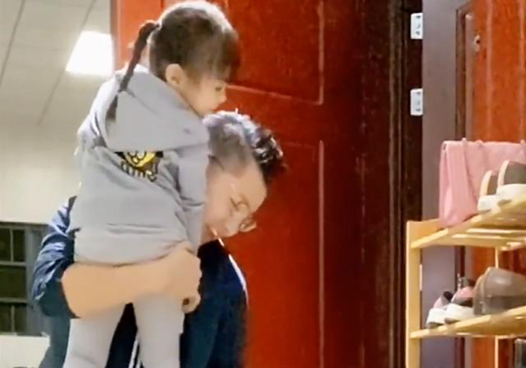 爸爸上厕所没锁门，女儿模仿学会了“掏裤裆”，几天后住了院