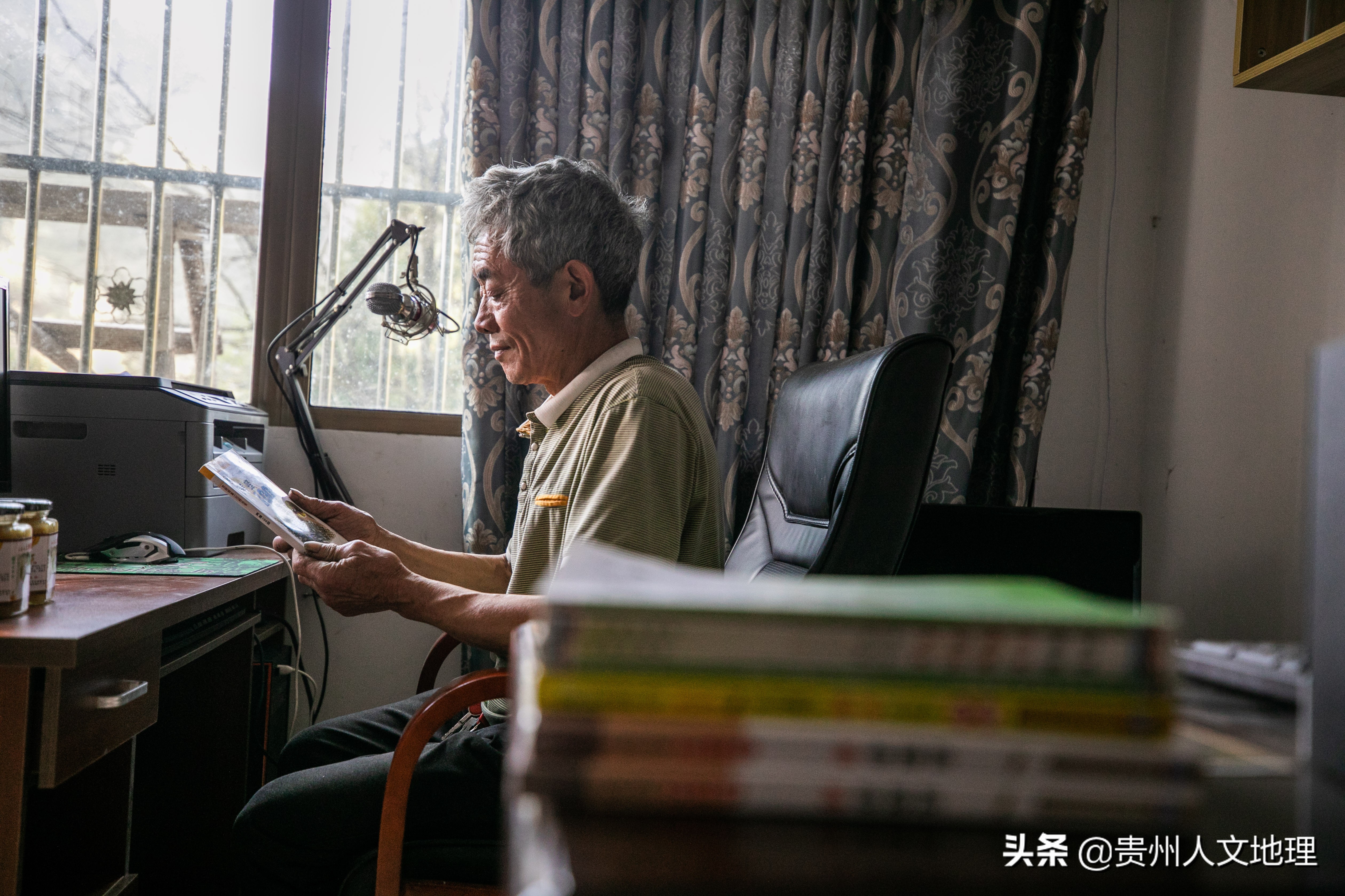 六旬老翁学养蜂网络直播卖蜂蜜年入近40万，取名小龙女