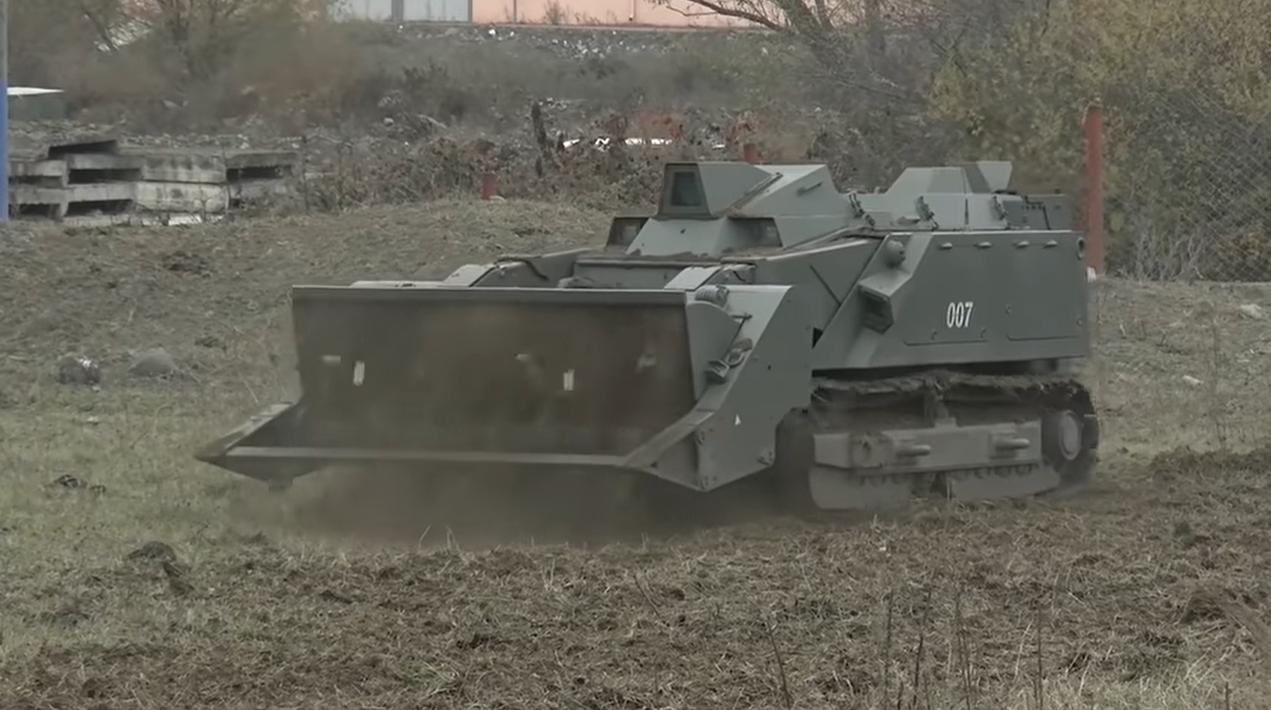 俄军新型无人扫雷车清除乌军雷场,俄罗斯扫雷车在农田里排雷