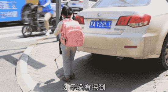 狠心爸爸“抛弃”失明女儿，背后真相令人泪崩......