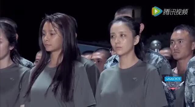 沈梦辰穿短款黑白条纹 (沈梦辰穿黑色吊带背心清凉出街)