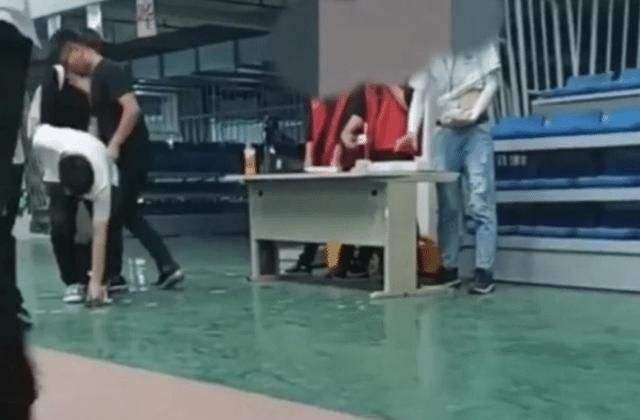 如何对付职场的欺辱现象,职场上做错事后怎么应对指责和骂