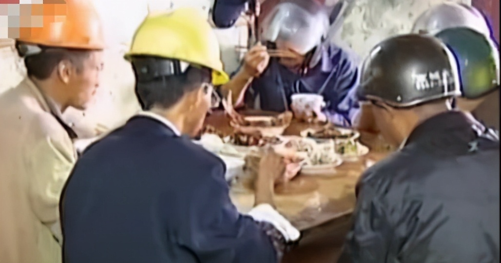 屋外连续两个月射来*珠钢**一家人全副武装“罪魁祸首”让人惊讶