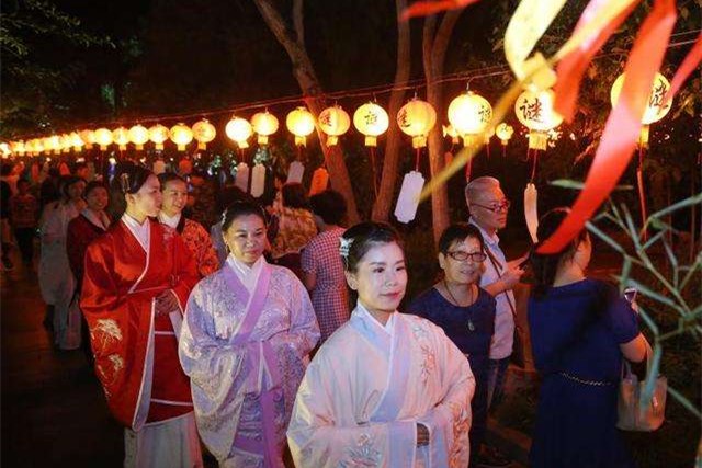 天上月圆人间团圆中秋有什么习俗,中秋除了吃月饼还有什么习俗