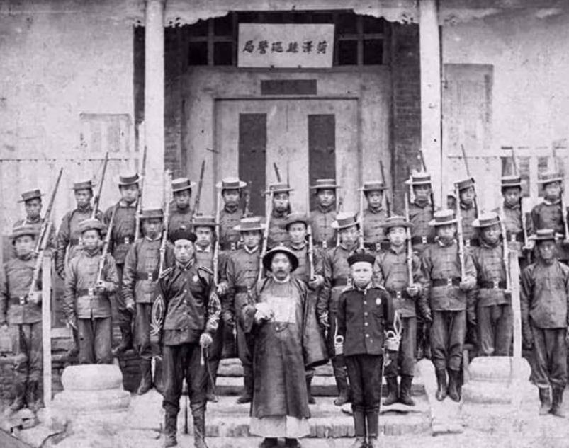 双枪老太婆沦为女匪，*杀虐**我军代表，毛主席特批枪毙并善待其后人