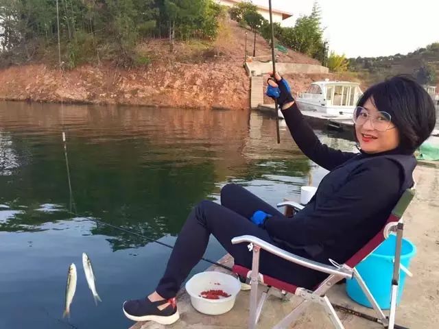 为钓鱼建房子,为了钓鱼在河边盖了房子