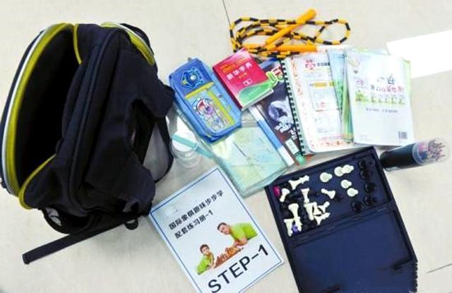 “最好别替娃背书包”，专家建议引争议，家长：这么重驼背咋办？