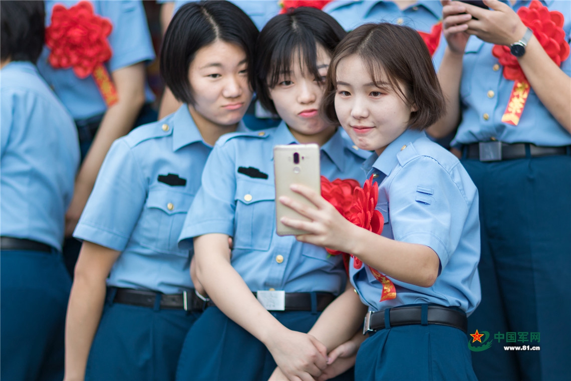 退伍女兵脱下戎装军心不改,女兵退伍回忆照