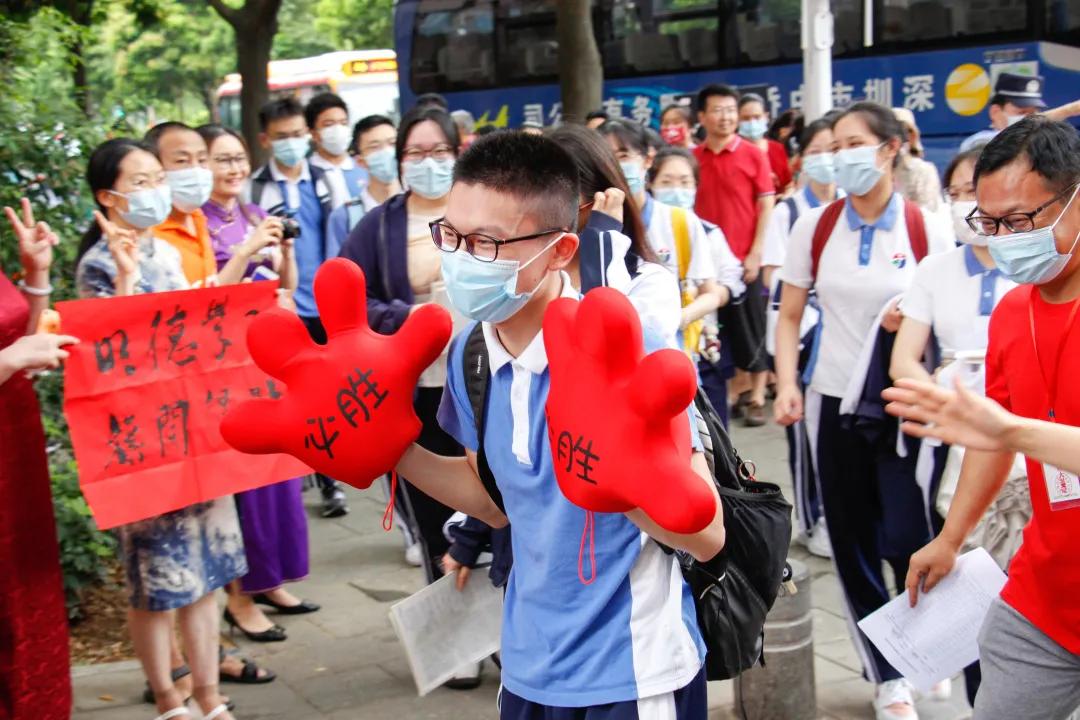 萌娃、萌宠纷纷抢镜!今年高考作文,深圳学生躺赢?