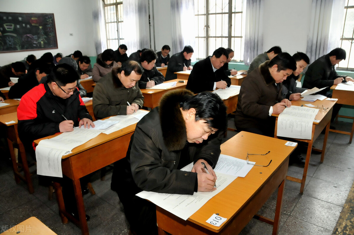 招聘书记员是合同工吗,法院书记员合同工有五险一金吗