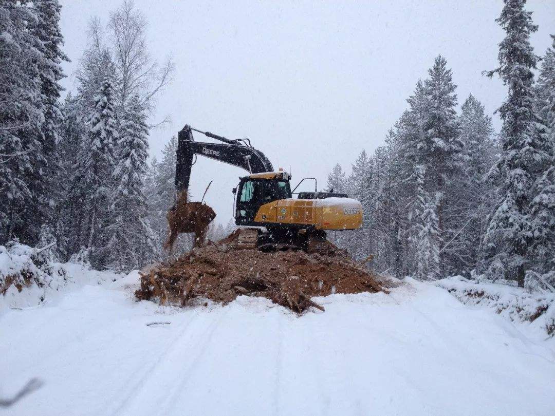 挖掘机打不着火应该拿水烫哪里,挖掘机维修100个常见故障打不着火