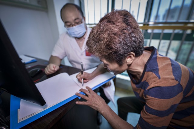 湖南8岁男孩体重仅40斤,小伙4岁失去双臂父亲精神失常