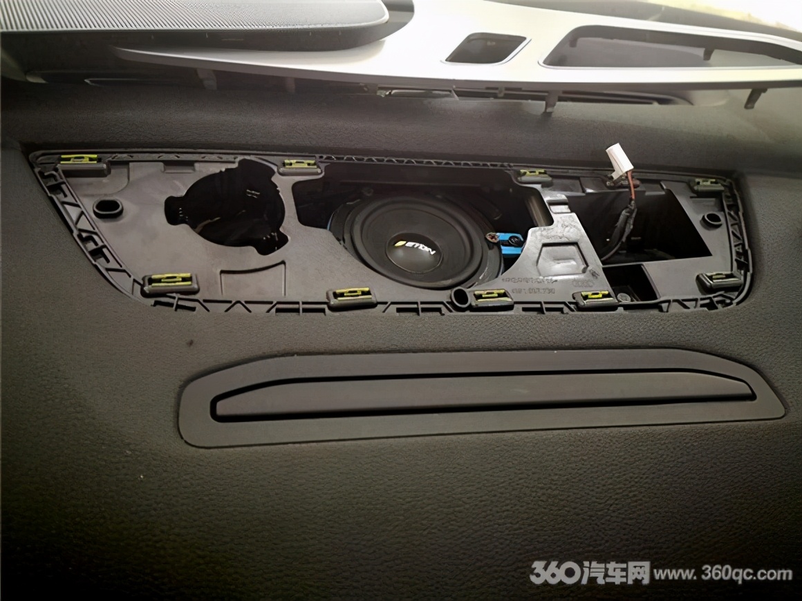 奥迪q7改装案例亮黑套件,新款奥迪q7改装智能大屏