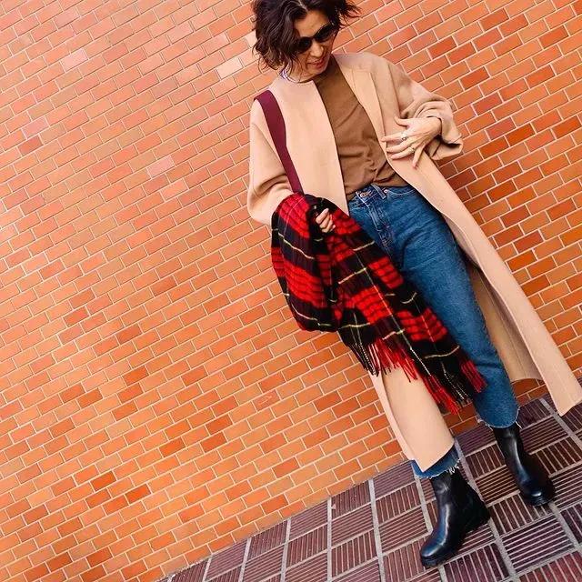 看这位45+日本博主的时尚穿搭，有一种由内而外散发的自信张扬