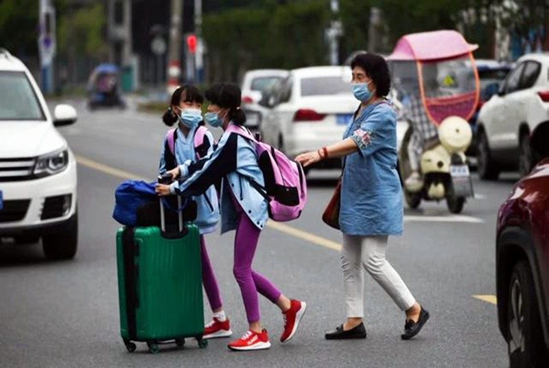 60岁盛海琳高龄产妇生下双胞胎,60岁生双胞胎的盛海琳丈夫离世