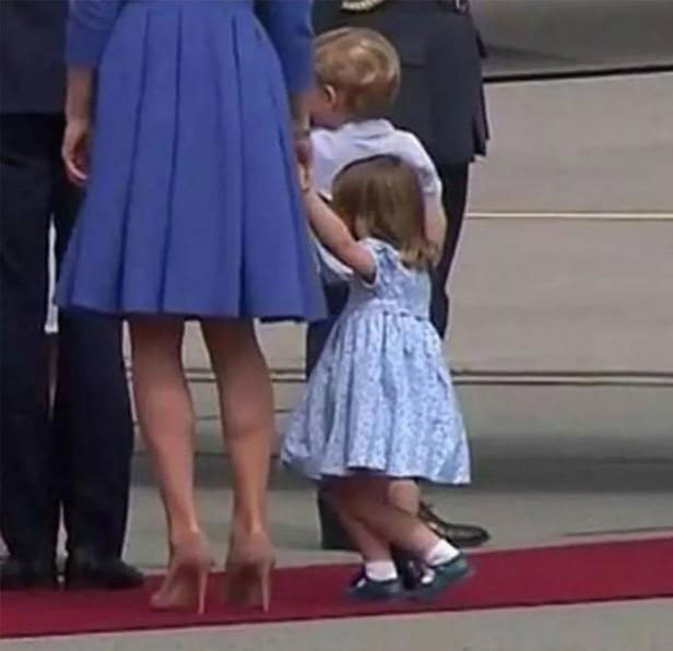 夏洛特公主和伊丽莎白女王同框,夏洛特公主最新萌照