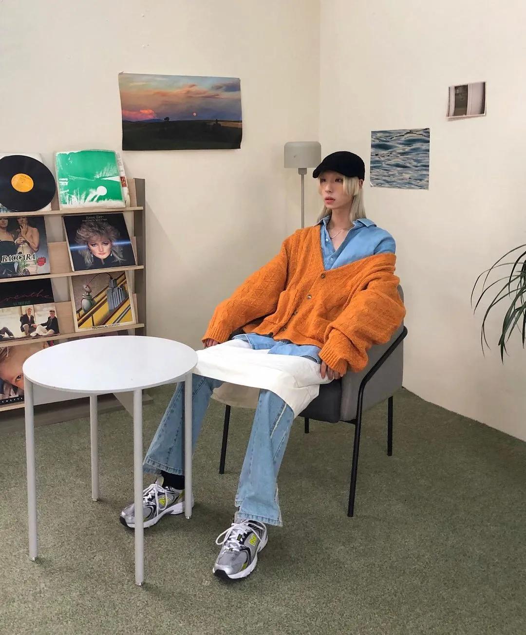 为什么韩国人总能把丑鞋穿成爆款，拍照技巧发色妆容，配饰少不了