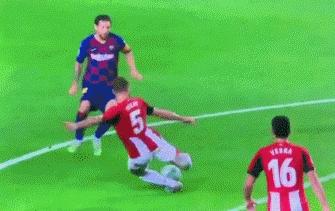 梅西受争议判罚,梅西遭飞踹造红牌全过程