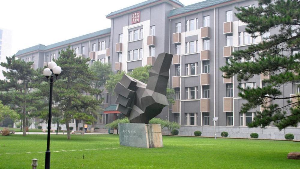 北京一所传媒大学，被称为传媒界的黄埔军校，主持界的半壁江山