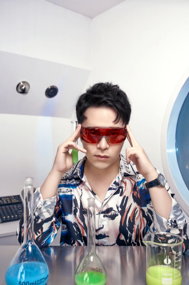 半年做到美妆Top主播，“成分测评师李某人”究竟何许人？