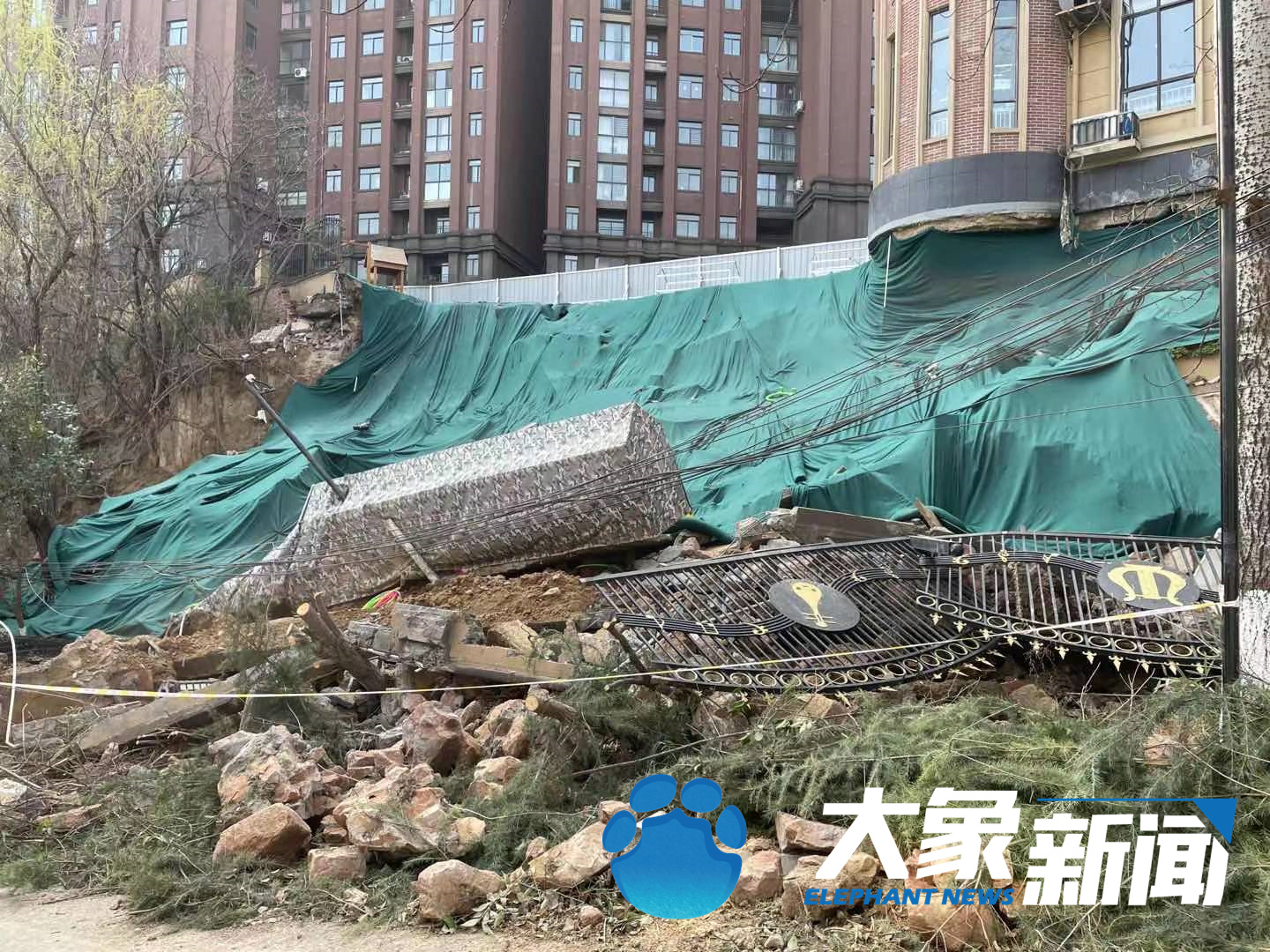 河南新郑维也纳湖畔小区内幼儿园发生塌陷，教学楼地基裸露