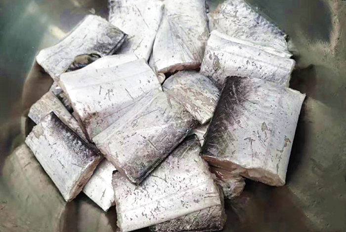 煎带鱼不粘锅不掉皮的做法慢动作,煎带鱼前要不要用盐腌一下