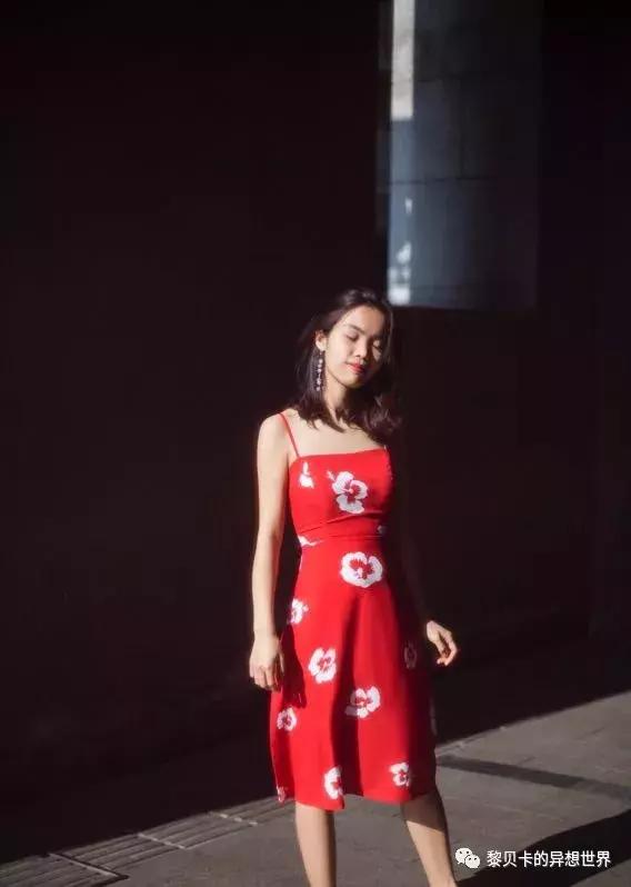 她们穿的连衣裙,她们穿的花裙子