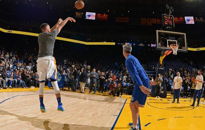 投篮时应该盯着球还是看着筐？这或是NBA历史上最易被忽视的难题