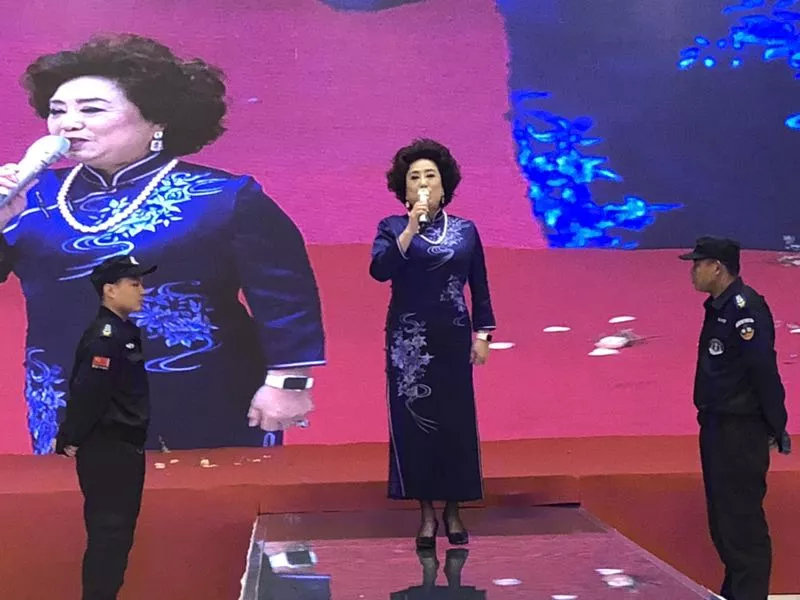 在上海，王伯伯不是普通的爷叔，王阿姨也不是普通的阿姨