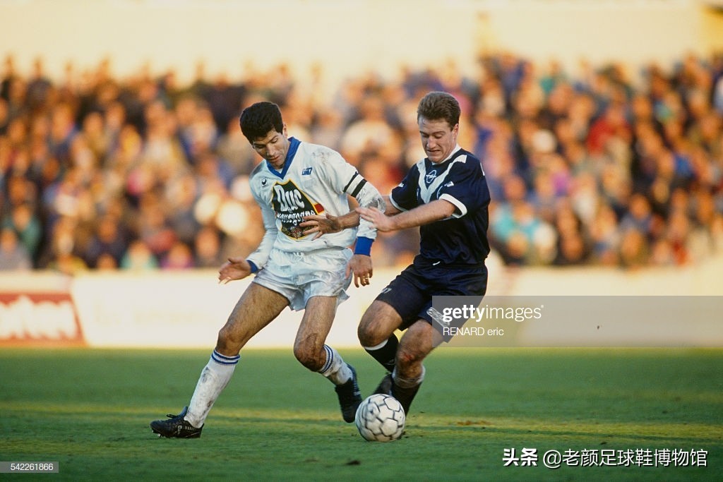 第一个穿白球鞋的足球运动员,第一个穿耐克篮球鞋的nba运动员