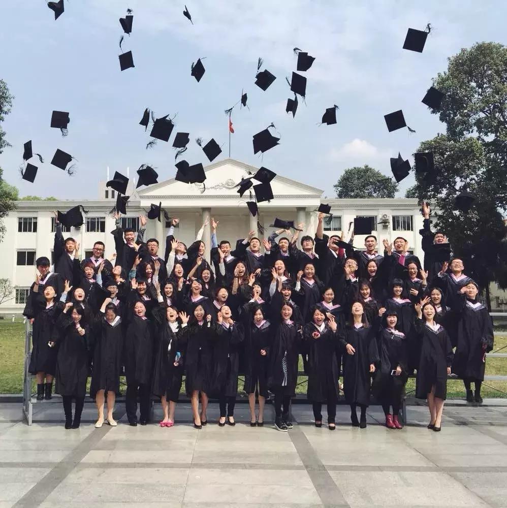 成体,一所靠“抓小偷”牢牢锁死热搜的学校